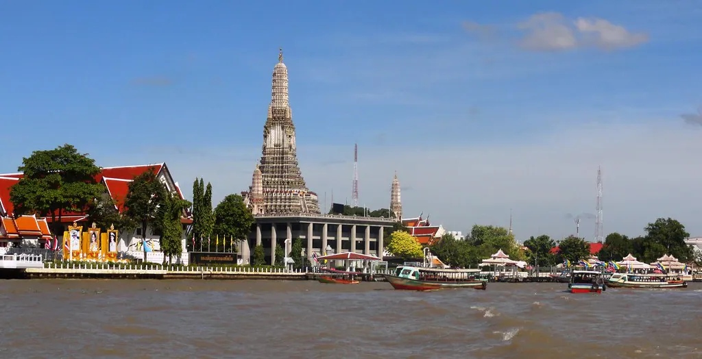 Chao Phraya and Wat Arun — bangkok