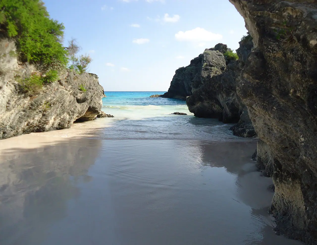 Bermuda (UK) image number 108 Horseshoe Bay beach space between rock formations