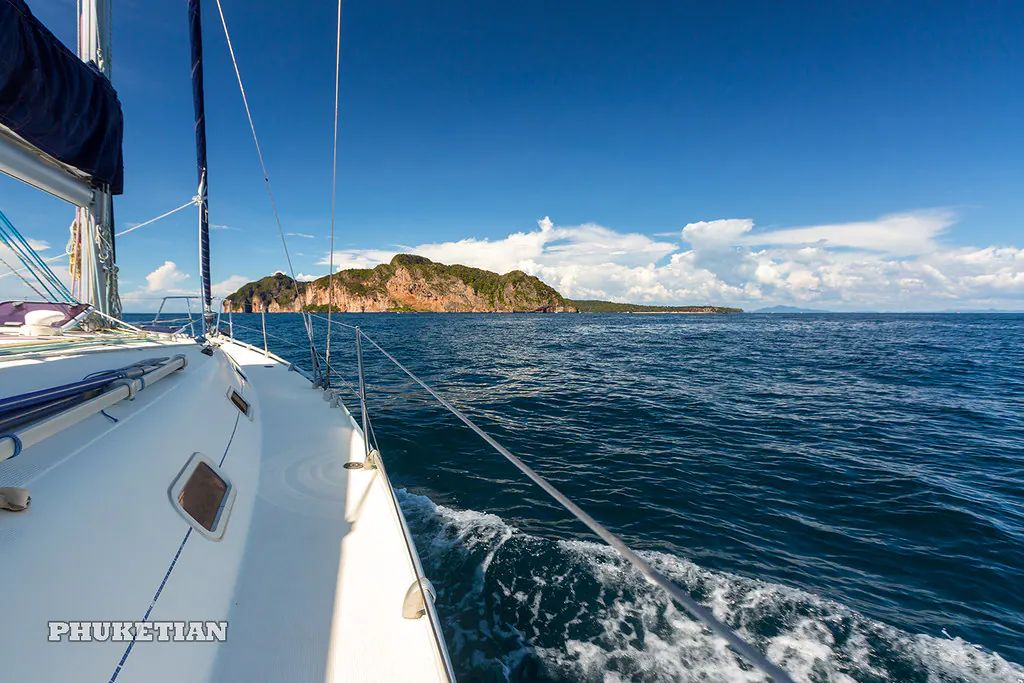 Sailing yacht near Phi Phi islands in our trip from Thailand to Malaysia. Islands, sails, blue water, and full relax XOKA8452bs2