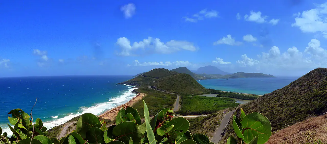 Karibik, St. Kitts - Look at the southern tip of St. Kitts on the neighboring Island Nevis